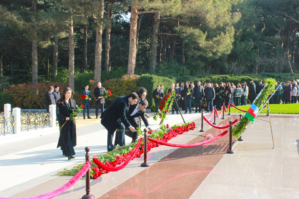 BAAU kollektivi anım günü ilə əlaqədar Ümummilli Lider Heydər Əliyevin xatirəsini yad ediblər