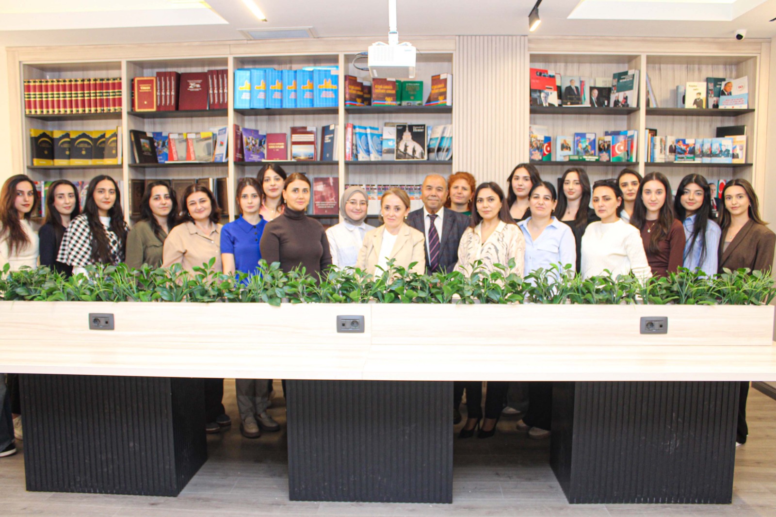 BAAU-da “Ədəbiyyatda və sənətdə qadın” mövzusunda elmi müzakirə keçirilib