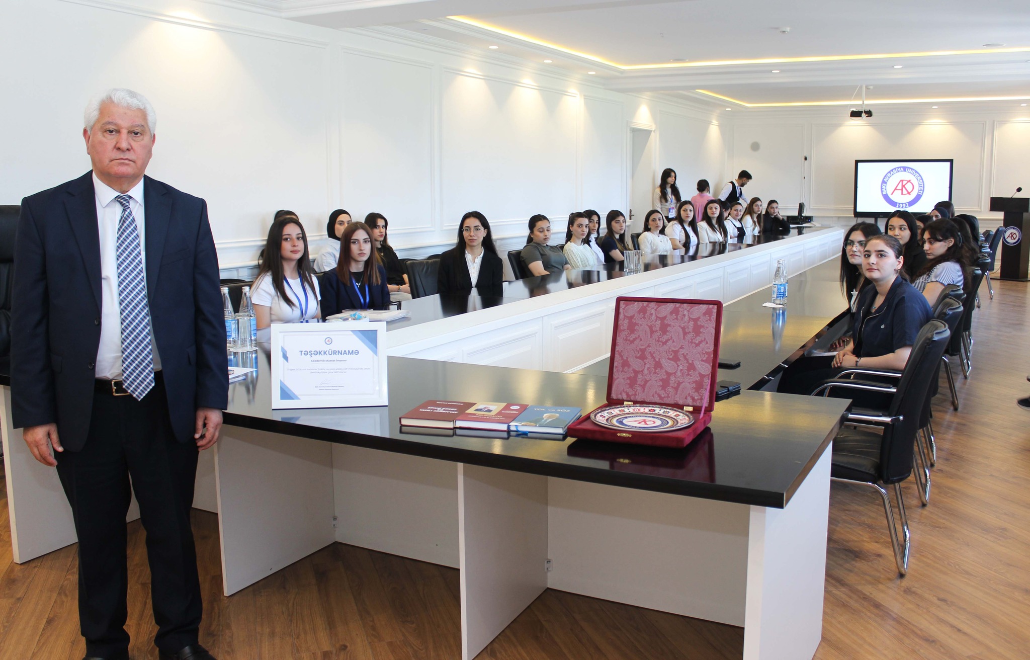 Universitetimizdə “Folklor və yazılı ədəbiyyat” mövzusunda ustad dərsi keçirilib.