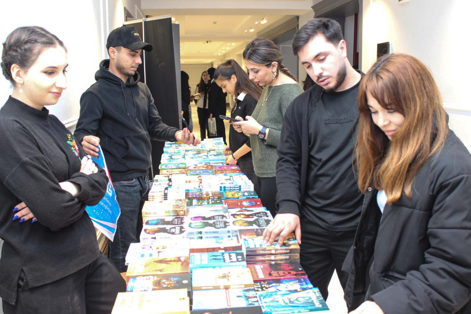 BAAU-da “XAN Nəşriyyatı”nın kitab sərgisi və yazıçı Xəyalə Muradla görüş keçirilib