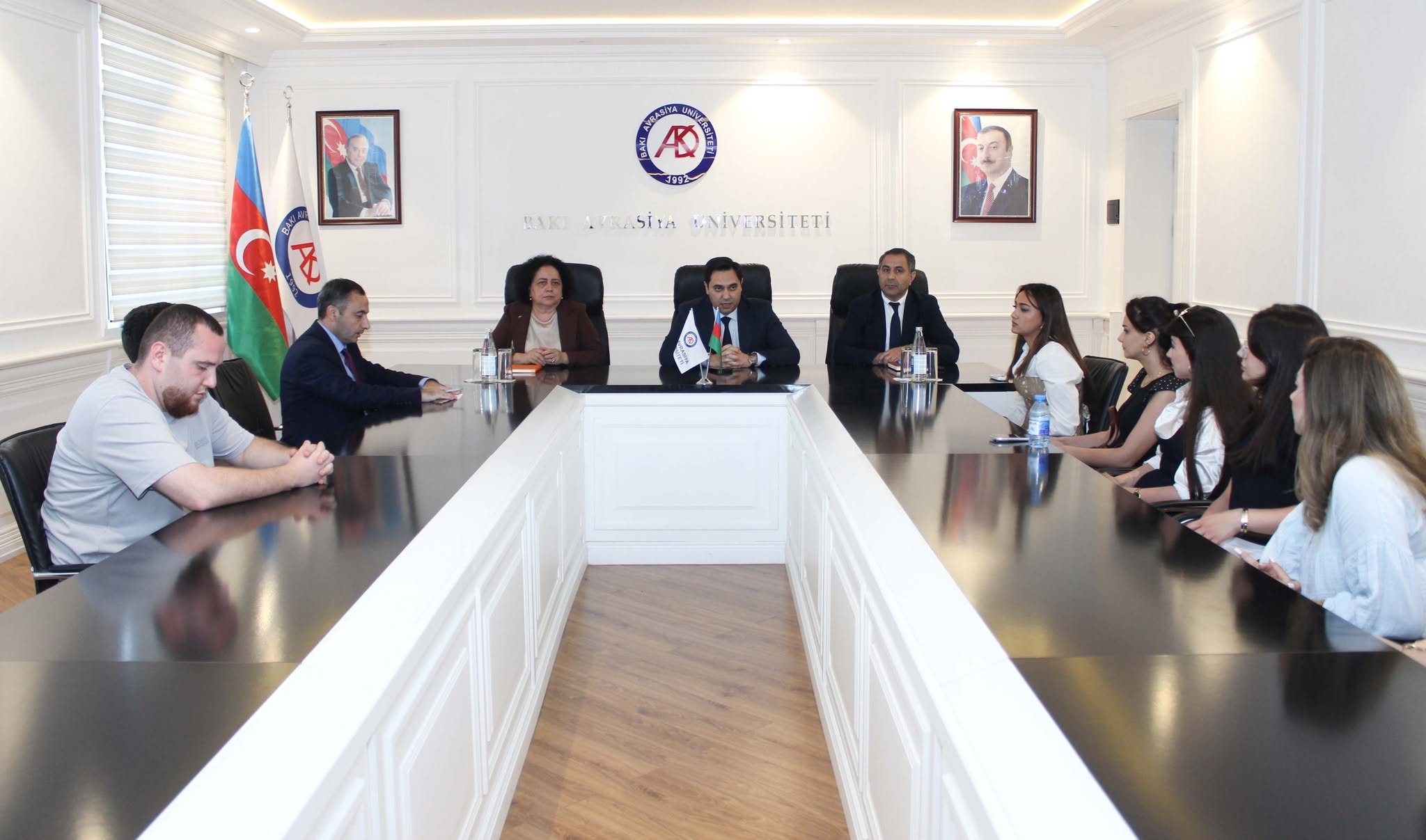 Universitetin rektoru yeni qəbul olunan magistrantlarla görüşüb