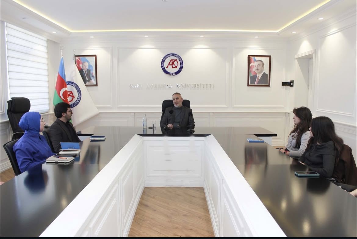 Bakı Avrasiya Universitetində (BAAU) Karyera və təlim mərkəzinin təşkilatçılığı ilə tanınmış yazıçı İlqar Kamilin yeni əsəri – “9-cu Mərtəbə” romanının təqdimat mərasimi keçirilib.